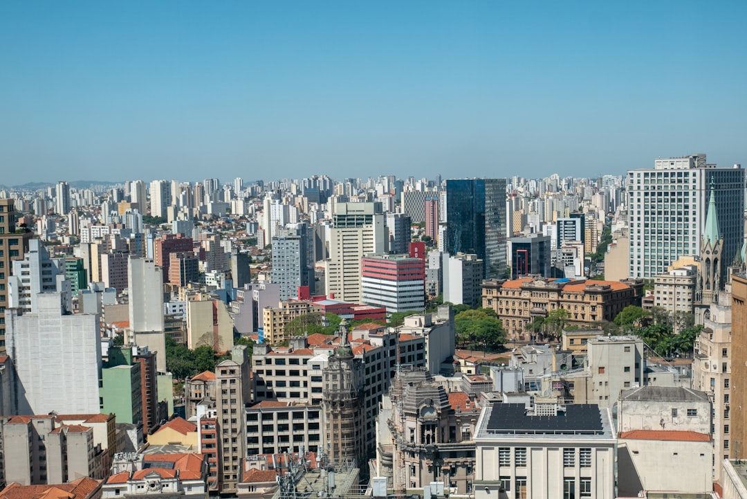 Diversificando sua Renda: Estratégias Inteligentes com Renda Fixa Brasileira e Ativos Globais